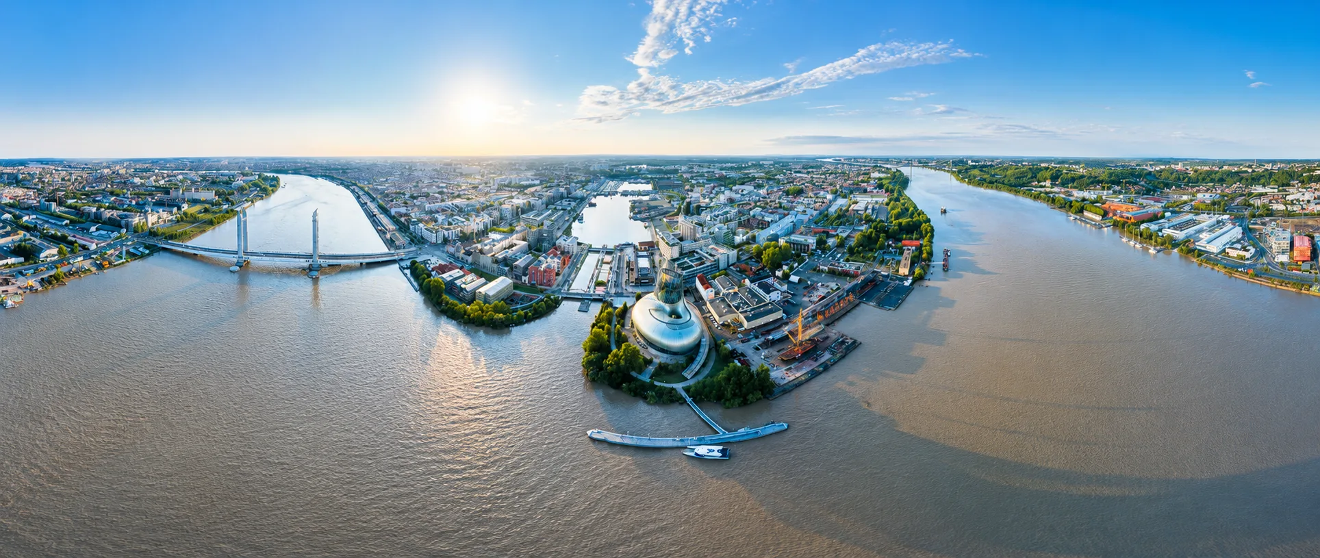 Vue aérienne de Bordeaux, la Cité du Vin et la Garonne — cabinet Juris Terra, avocats à Libourne et Bordeaux